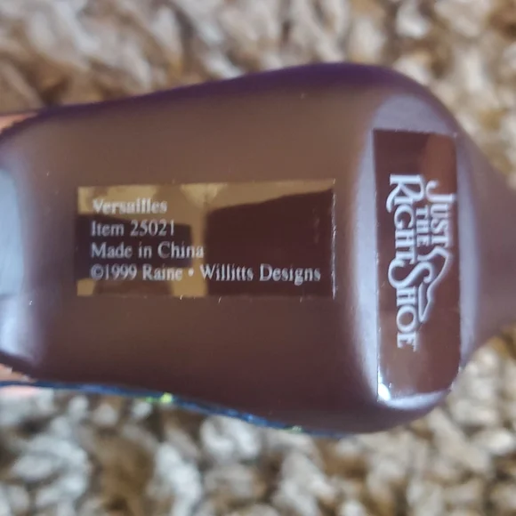 COPY - Vintage Just the Right Shoe - Versailles #25021 (1999) - Picture 2 of 3